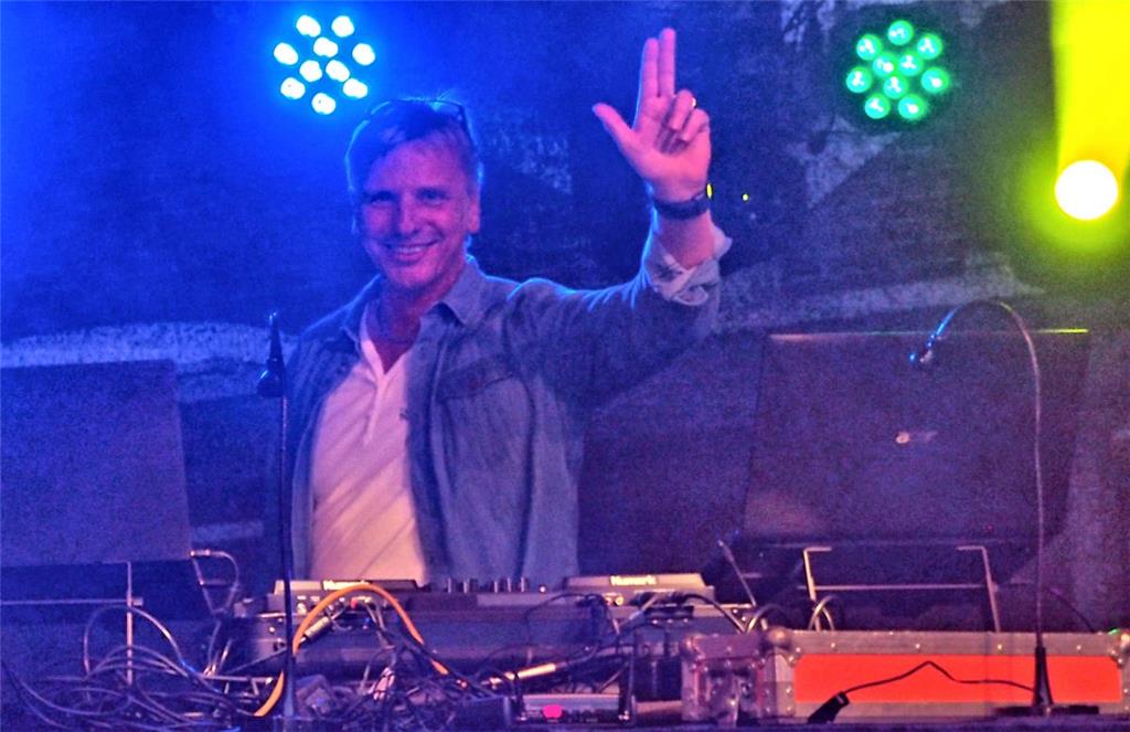 DJ &quot;Stony&quot; im Dunst der Nebelmaschine. Foto Stehn