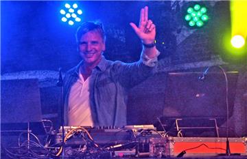 DJ &quot;Stony&quot; im Dunst der Nebelmaschine. Foto Stehn