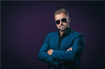 DJ Rob Hardt sorgt für den richtigen Mix im Weserstrandbad.