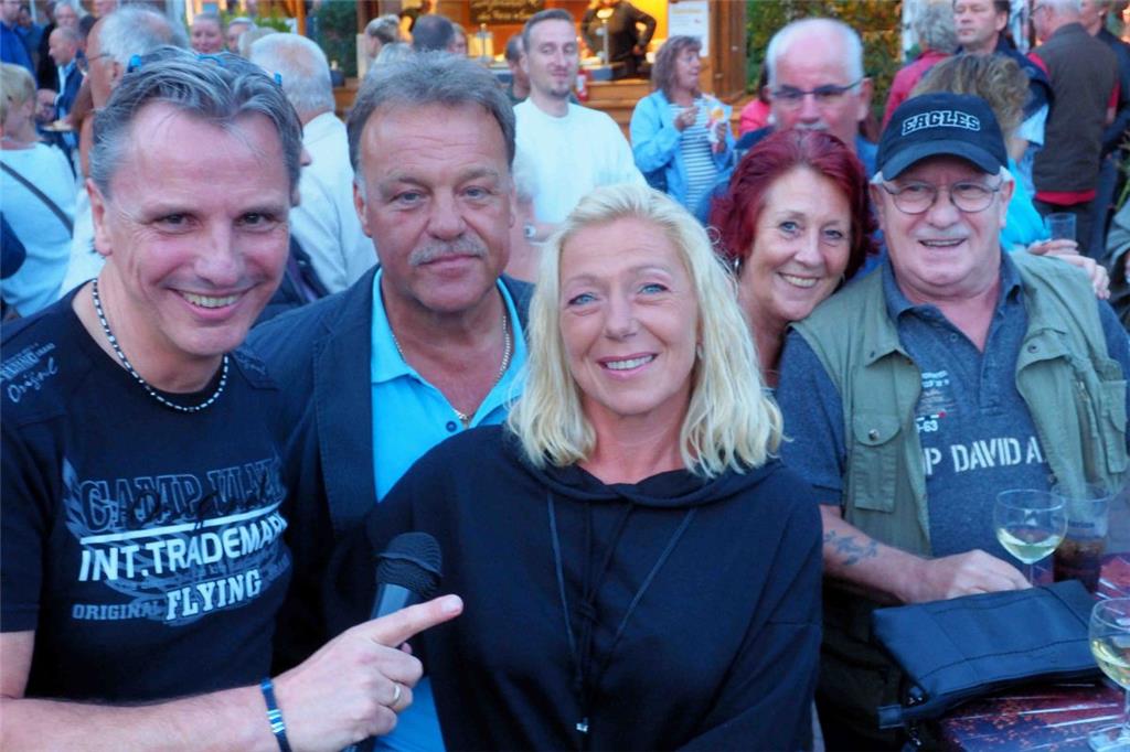 DJ Stony (links) und Freunde. Foto: Stehn
