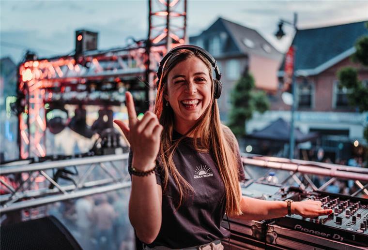 Premiere! Vater und Sohn veranstalten im August neues Elektrofestival „Pulsepeak“ DJane Karakals ist bekannt für ihre Mash ups.
