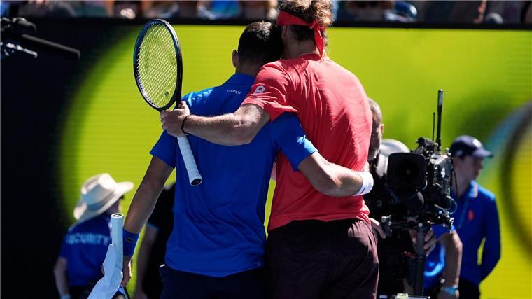 „Bin bereit“: Zverev im Titel-Showdown gegen Sinner Djokovic und Zverev (r) nach der Aufgabe des angeschlagenen Serben.