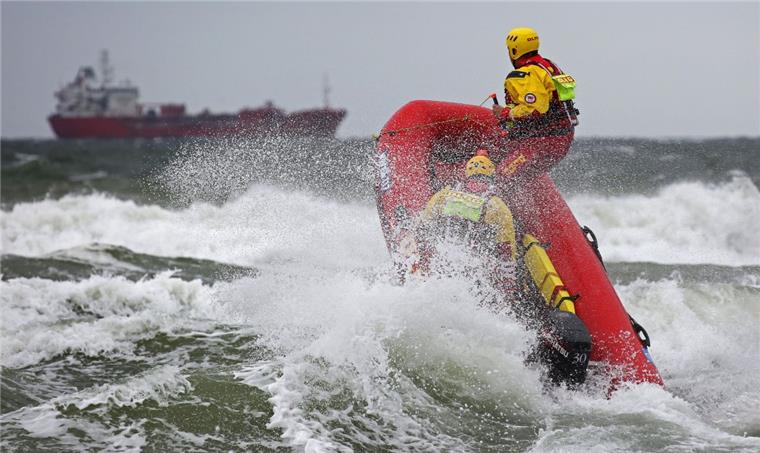 Wesermarsch: Vermisster Kitesurfer hat Glück im Unglück DLRG-Einsatzkräfte haben am Samstag nach einem vermissten Kite-Surfer gesucht.
