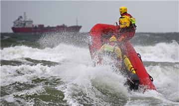 DLRG-Einsatzkräfte haben am Samstag nach einem vermissten Kite-Surfer gesucht. 