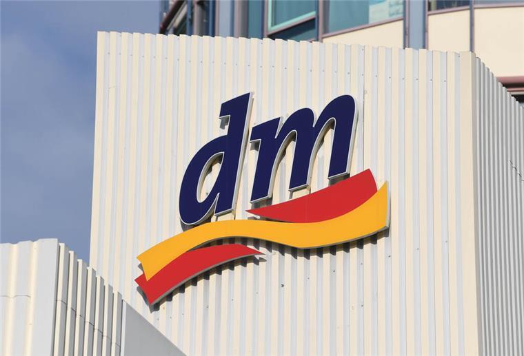 dm ruft Handserum zurück: Hefepilz in Balea-Produkt entdeckt Das Logo der Drogeriemarktkette «dm».