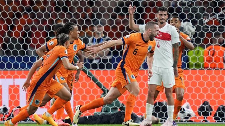 Oranje-Party in Berlin - Erdogan-Beistand hilft Türken nicht Doch der Niederländer Stefan de Vrij (M) traf zum 1:1-Ausgleich.