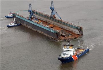 Dock V befindet sich auf der Weser - am Haken von Hochseeschlepper „Titan“. Hier war noch alles in Ordnung.