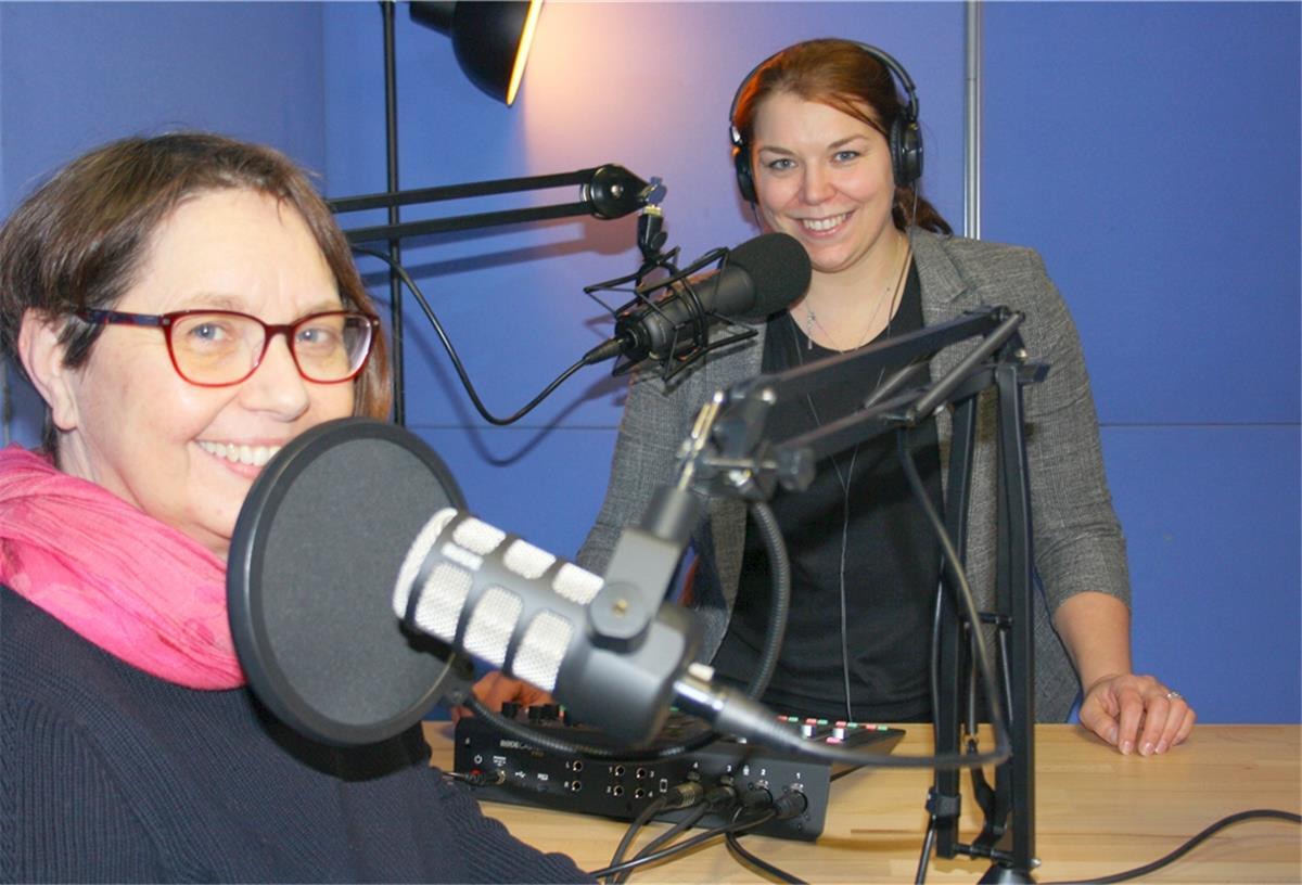 Bremerhavener Podcast lässt Seeleute zu Wort kommen Dörte Behrmann (links) und Kira Grüning im Podcast-Studio.