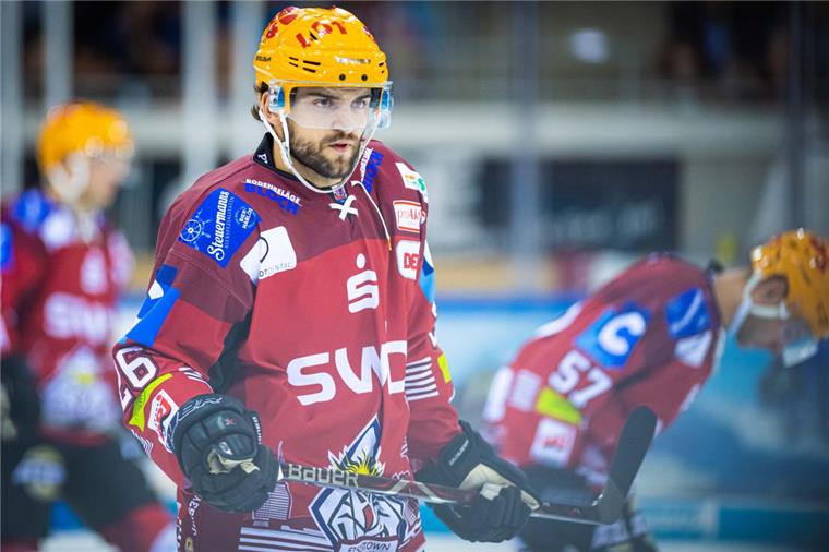 Dominik Uher schoss die Pinguins beim ERC Ingolstadt im zweiten Abschnitt in Führung.