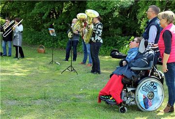 Dominik und seine Pflegeeltern genießen das Konzert von „Wildes Blech“.