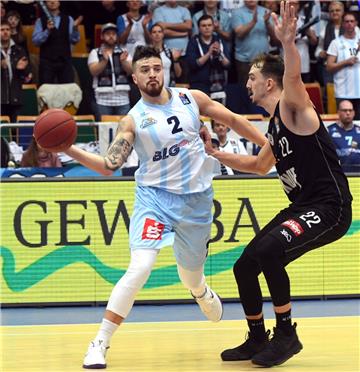 Dominique Johnson (links) ist seit dieser Saison wieder ein Eisbär. Der 25-Jährige spielt am Sonntag erstmals in Weißenfels gegen seinen Ex-Club MBC. Foto Scheer 