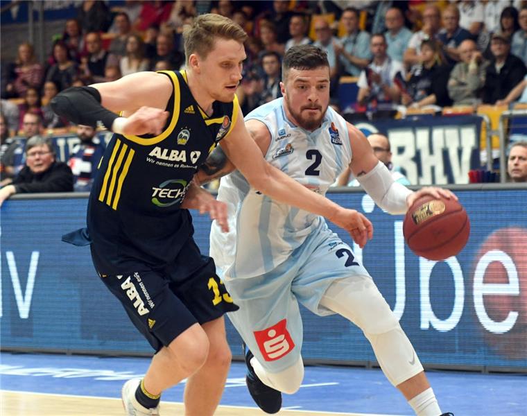 Chemnitz tritt mit drei Ex-Bremerhavenern bei den Eisbären an Dominique Johnson (rechts) war in der Saison 2017/2018 Kapitän der Eisbären. Der Bremerhavener kehrt am Sonntag mit Chemnitz in die Stadthalle zurück.