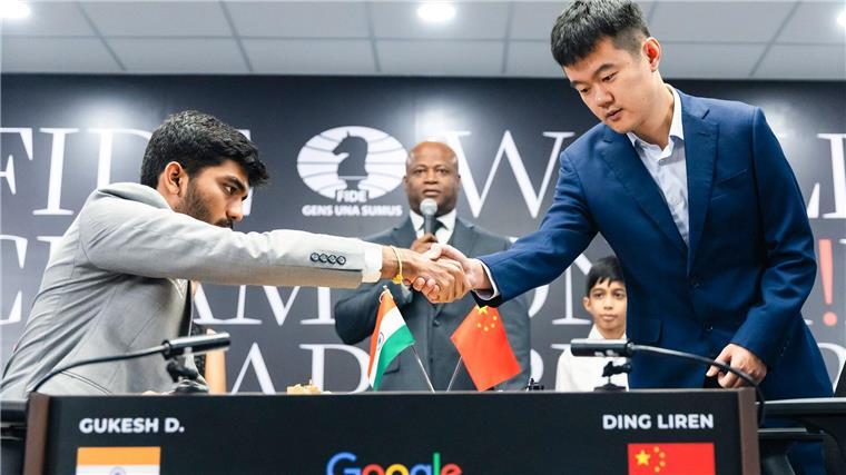 Schach-WM: Liren und Gukesh punktgleich ins letzte Spiel Dommaraju Gukesh aus Indien (links) und der Chinese Ding Liren gehen punktgleich in das womöglich letzte WM-Match.