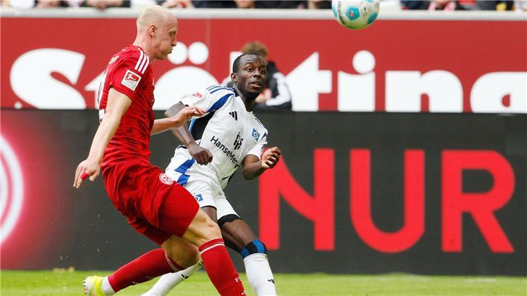 Erste Niederlage für Zweitliga-Spitzenreiter Fortuna Dompé brachte den HSV per Traumtor in Führung.