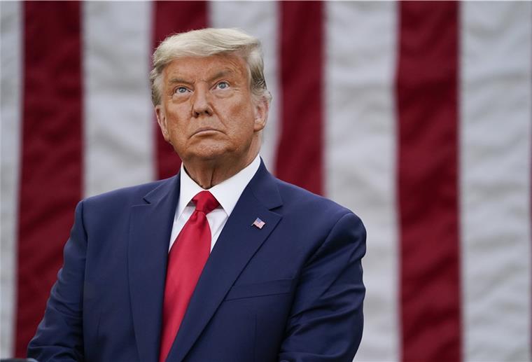 Trump: Biden hat durch Betrug gewonnen USA, Washington: Donald Trump, Präsident der USA, nimmt im Rosengarten des Weißen Hauses an einer Pressekonferenz zu den Maßnahmen seiner Regierung gegen die Corona-Pandemie teil.