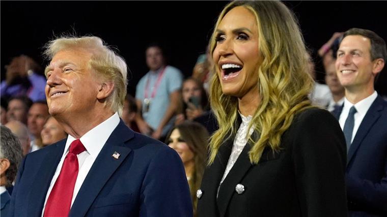 Hulk Hogan heizt Publikum bei Republikaner-Parteitag an Donald Trump genießt die Show - neben ihm seine Schwiegertochter Lara Trump, die er in der republikanischen Parteispitze installiert hat.