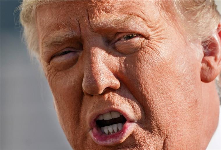 Donald Trump, Präsident der USA, spricht mit Pressevertretern vor dem Weißen Haus, bevor er an Bord des Marine One Hubschraubers geht, um nach Texas zu reisen. 