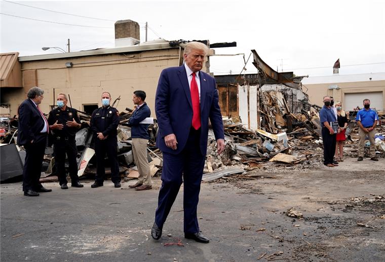 Trump: Ausschreitungen in Kenosha sind inländischer Terrorismus Donald Trump ist nach Kenosha gereist, um sich ein Bild von den Schäden zu machen.