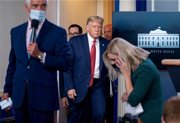 Schüsse vor Weißem Haus: Trump verlässt Pressekonferenz Donald Trump kehrt zu einer Pressekonferenz zurück, nachdem er wegen eines Sicherheitsvorfalls vor dem Zaun des Weißen Hauses den Raum verlassen hatte.
