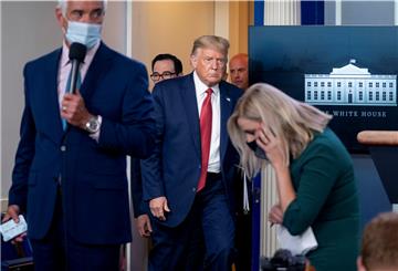 Donald Trump kehrt zu einer Pressekonferenz zurück, nachdem er wegen eines Sicherheitsvorfalls vor dem Zaun des Weißen Hauses den Raum verlassen hatte. 