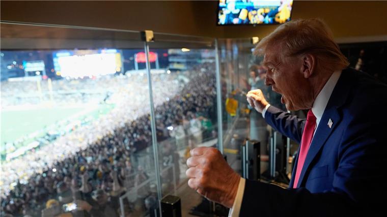 Trump als erster amtierender US-Präsident beim Super Bowl Donald Trump könnte als erster amtierender Präsident beim Super Bowl anwesend sein.