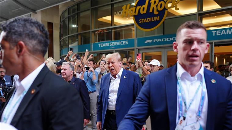 Wie Trump die Formel 1 verunsichert Donald Trump (M) hat es von seinem Anwesen in Florida nicht weit zur Strecke in Miami.