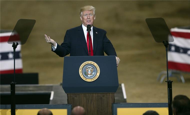 Trump setzt Angriff gegen Amazon fort Donald Trump, Präsident der USA, greift den Handelsriesen Amazon öffentlich an.