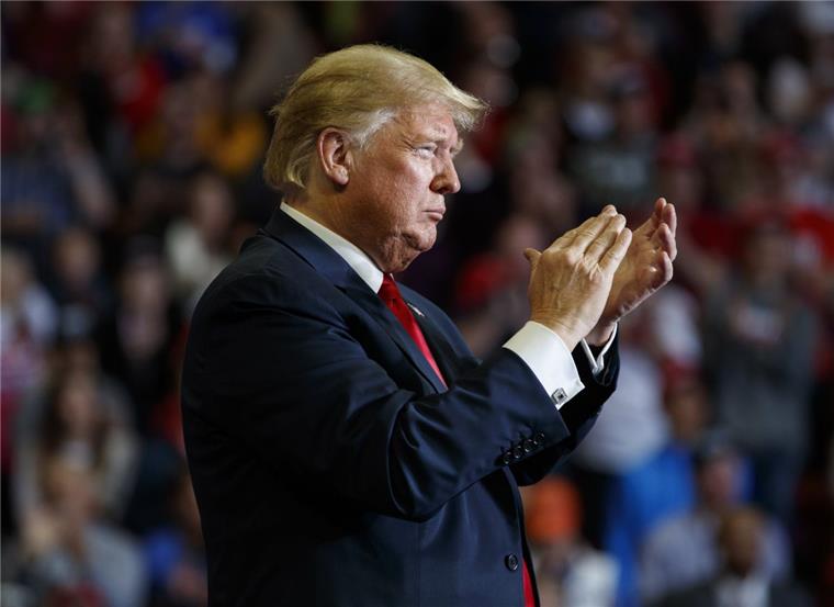 Trump verliert US-Repräsentantenhaus und hält Senat Donald Trump, Präsident der USA, ist guter Dinge.