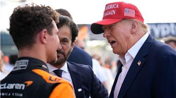 Donald Trump (r) inszenierte sich als Lando Norris‘ (l) Glücksbringer.