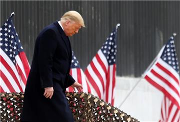 Donald Trump, Präsident der USA, geht vor einer Rede in der Nähe eines Grenzabschnitts zwischen den USA und Mexiko eine Treppe hinunter. 