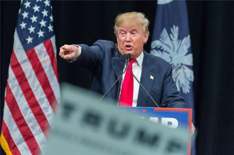 Donald Trump - ein Betrüger? Donald Trump soll die Studenten seiner früheren Trump Universität um Millionen betrogen haben.