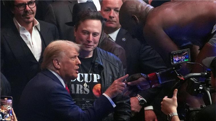 Trump-Tanz entwickelt sich in NFL zum Trend Donald Trump spricht mit UFC-Kämpfer Jon Jones, der seinen Sieg mit dem sogenannten Trump-Tanz feierte.