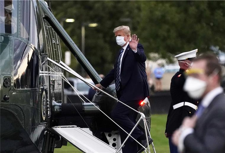 Trump zurück im Weißen Haus Mann mit Mundschutz steigt in einen Hubschrauber