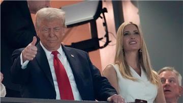 Donald Trump verfolgte den Super Bowl mit seiner Tochter Ivanka.