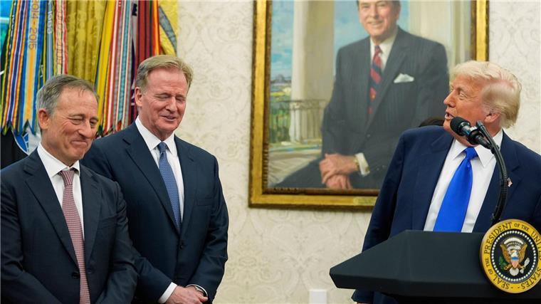 Trump verkündet Washington als Austragungsort für NFL-Draft Donald Trump verkündete Washington als Gastgeber für den NFL-Draft 2027 - im Beisein von NFL-Boss Roger Goodell (2.v.l.) und Josh Harris, dem Eigentümer der Washington Commanders.