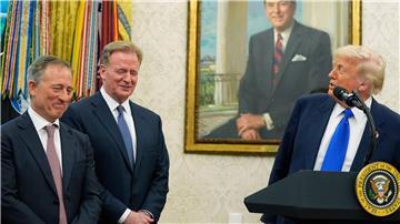 Donald Trump verkündete Washington als Gastgeber für den NFL-Draft 2027 - im Beisein von NFL-Boss Roger Goodell (2.v.l.) und Josh Harris, dem Eigentümer der Washington Commanders. 