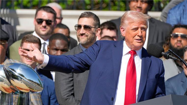 Ohne Quarterback Hurts: Trump empfängt Eagles im Weißen Haus Donald Trump würdigte die Eagles für ihren Sieg im Super Bowl.
