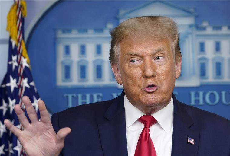 Donald Trumps Name steht auf den Schecks.