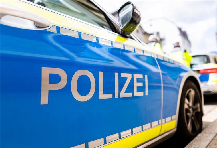 Bremen: Discounter überfallen - Kassierer mit Messer bedroht Zwei Einsatzfahrzeuge der Polizei stehen am Straßenrand