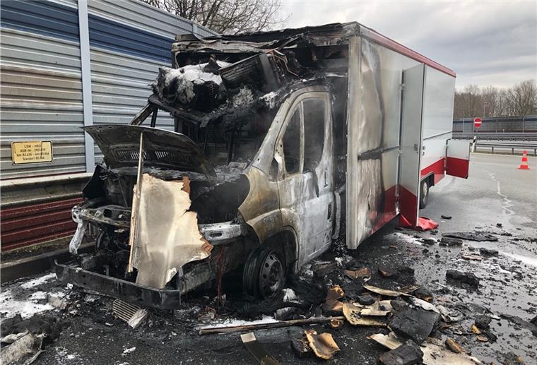 Grundbergsee: Fiat geht in Flammen auf Donnerstagnachmittag ist ein Verkaufswagen kurz vor der Rastanlage Grundbergsee an der Hansalinie A1 in Flammen aufgegangen.