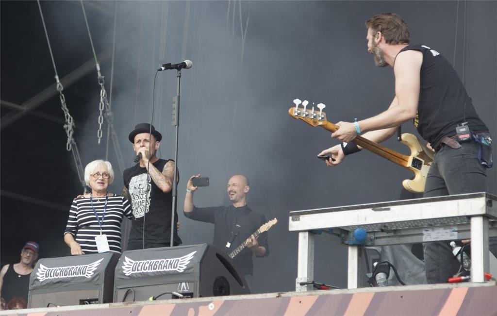 Donots-Frontmann Ingo Knollmann (Zweiter von links) mit seiner Mama, die am Sams...
