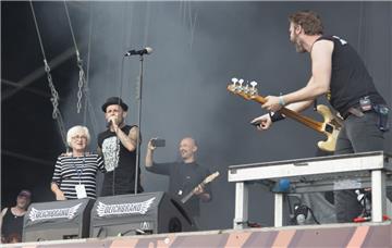 Donots-Frontmann Ingo Knollmann (Zweiter von links) mit seiner Mama, die am Sams...