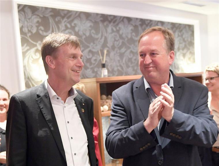 Uwe Santjer wird neuer Oberbürgermeister von Cuxhaven Doppelte Freude: Kai-Uwe Bielefeld bleibt Landrat und Uwe Santjer wird Oberbürgermeister in Cuxhaven.