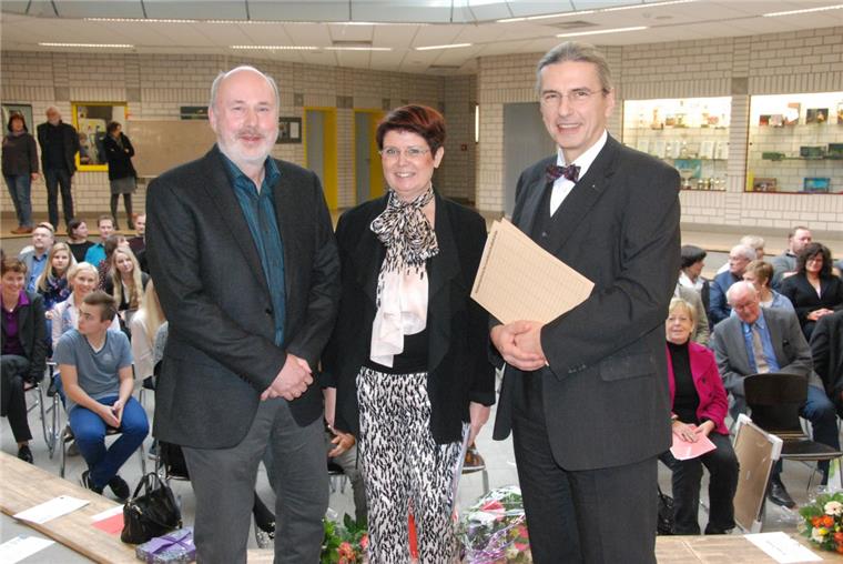 Schulleiterin des Loxstedter Gymnasiums verlässt die Bühne Doppelter Abschied am Loxstedter Gymnasium (von rechts): Wolfgang Broy, schulfachlicher Dezernent der Landesschulbehörde, hat Schulleiterin Barbara Werner und ihren Vertreter Rolf Melchers in den Ruhestand geschickt.