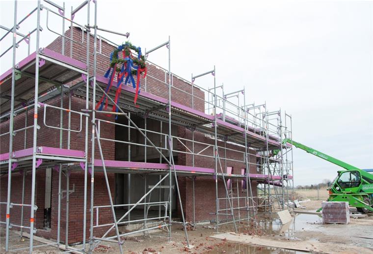 Cappel-Neufeld: Richtkranz an neuem Feuerwehrhaus Dorfbewohner haben den Richtkranz am neuen Feuerwehrhaus von Cappel-Neufeld aufgehängt.