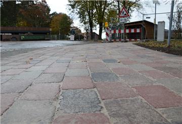 Dorfentwicklungsprogramm: Die ersten Meter des Fußweges am Buswendeplatz in Ostereistedt sind frisch gepflastert.