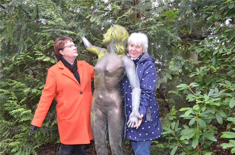 Thieles Garten: Grünes Kleinod in Bremerhaven Doris-Paula Baumgardt-Ackermann (links), Vorsitzende des Fördervereins, und Brigitte Grahn, die die Besucher durch den Garten führt, mit einer der handgemachten Skulpturen.