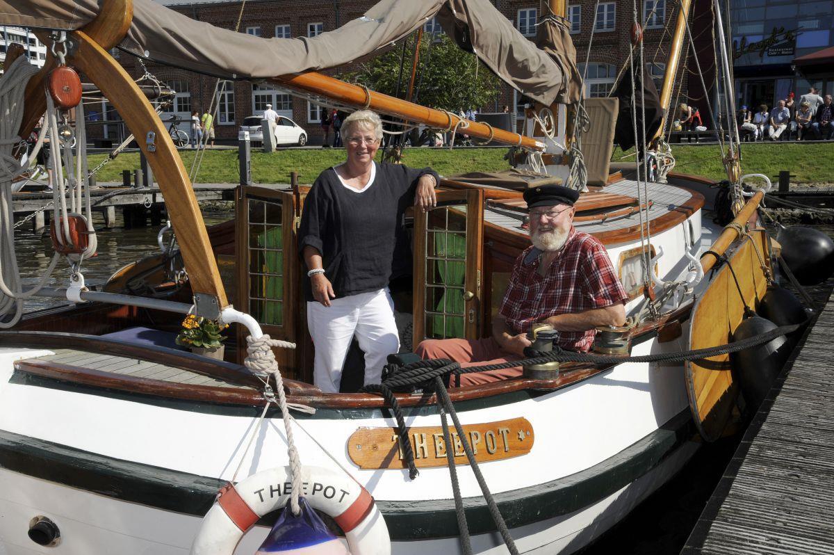 Die Plattbodenschiffe kommen Doris und Dieter von Häfen lieben ihr kleines Plattbodenschiff, die "Theepot", und freuen sich auf Gleichgesinnte, die am Wochenende in Bremerhaven festmachen.