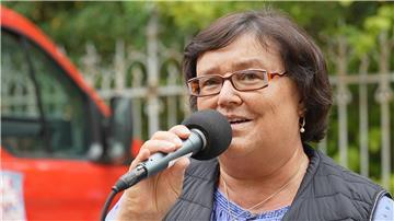 Doritta spricht bei einer „Lila-Welle“-Demonstration.