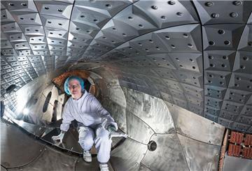 Dorothea Gradic im Plasmagefäß von Wendelstein 7-X. Unter www.ipp.mpg.de/panoramaw7x ist sie im Internet zu sehen und erläutert ihre Arbeit.